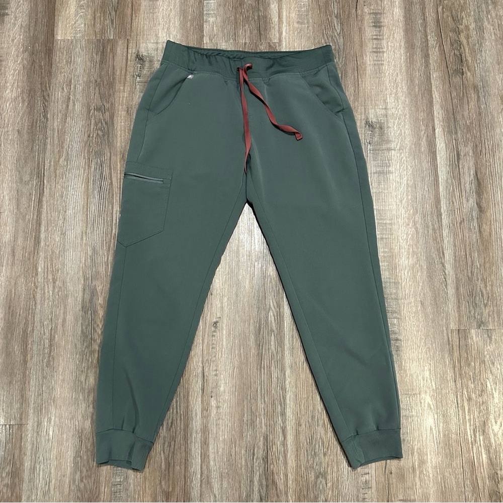 Figs Women's Zamora Jogger in Bonsai